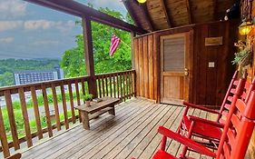Cozy Studio Log Cabin In The Heart Of Pigeon Forge. Hot Tub. Honeymoon! Sleeps 2